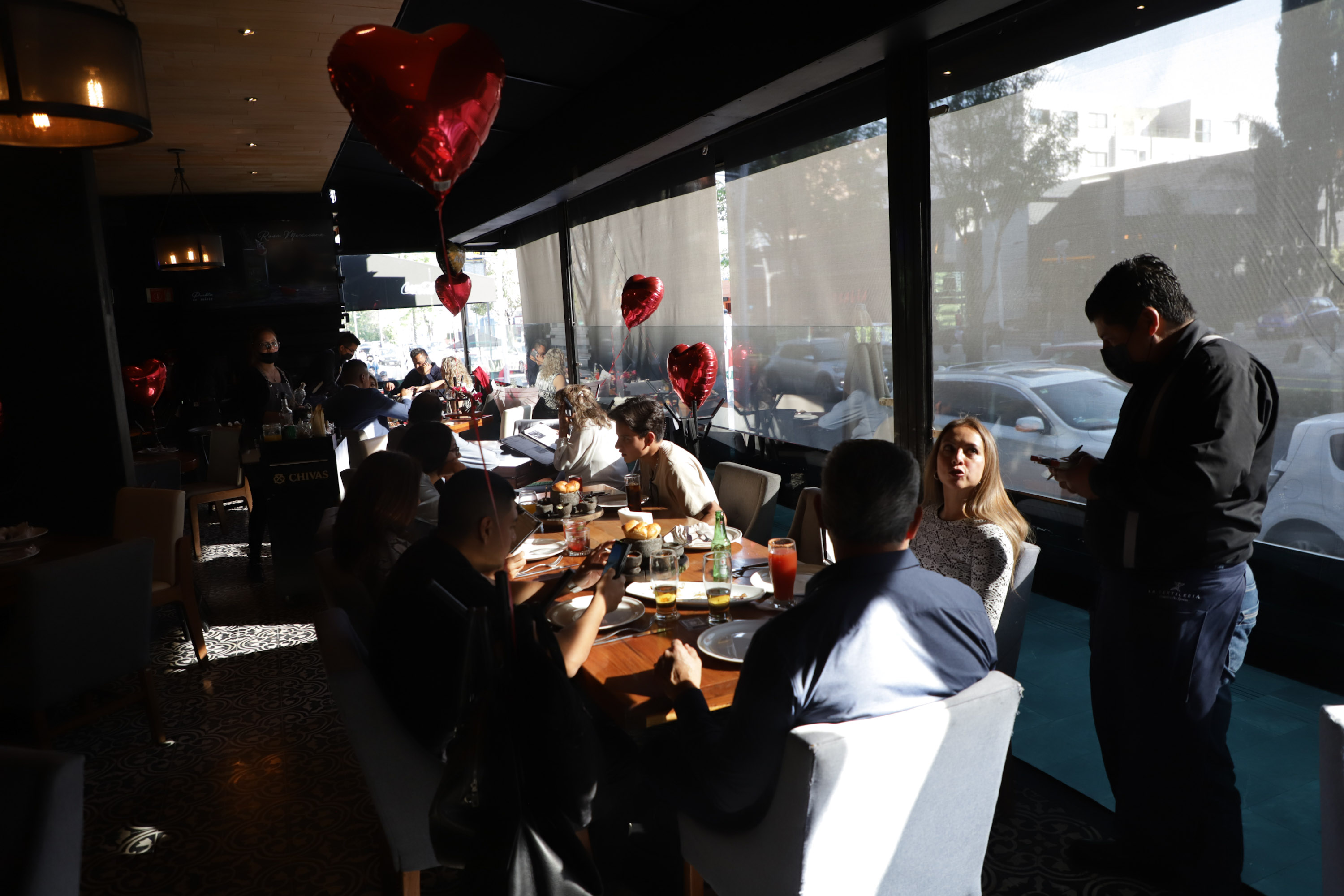 VIDEO Poblanos festejan el Día del Amor y la Amistad