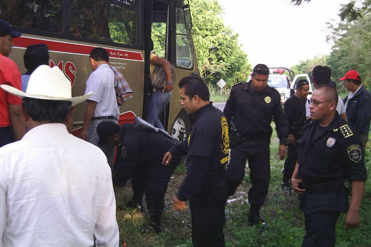 Balean a policía en asalto a autobús en Venustiano Carranza