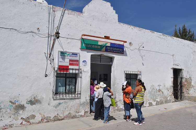 Piden propina empleados de Telecomm a familias de migrantes en la Mixteca