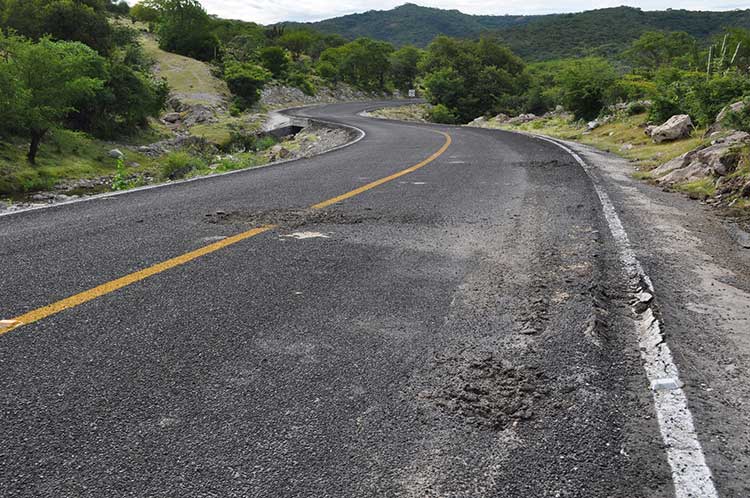 Lamentan transportistas pésimo estado de carreteras en Puebla