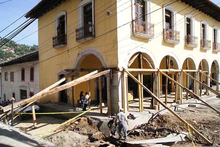 En riesgo de colapso vivienda dañada por obras de imagen urbana en Pahuatlán