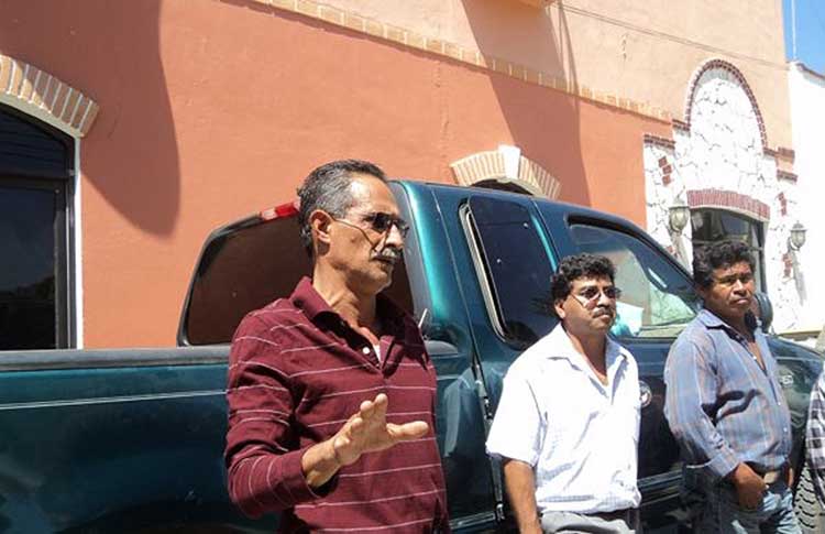 Falta de atención y trámites tardados, acusan pobladores de Acatlán