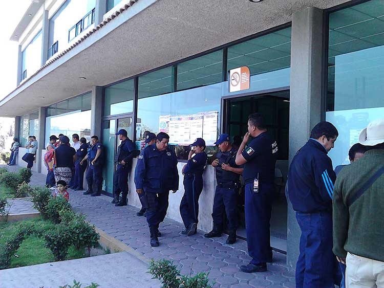 Ex trabajadores cierran Tesorería de Texmelucan; exigen pago y liquidación
