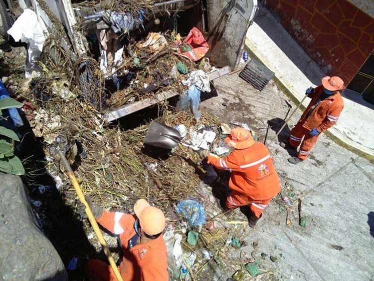 Sacan 9 toneladas de basura del panteón municipal de Huachinango