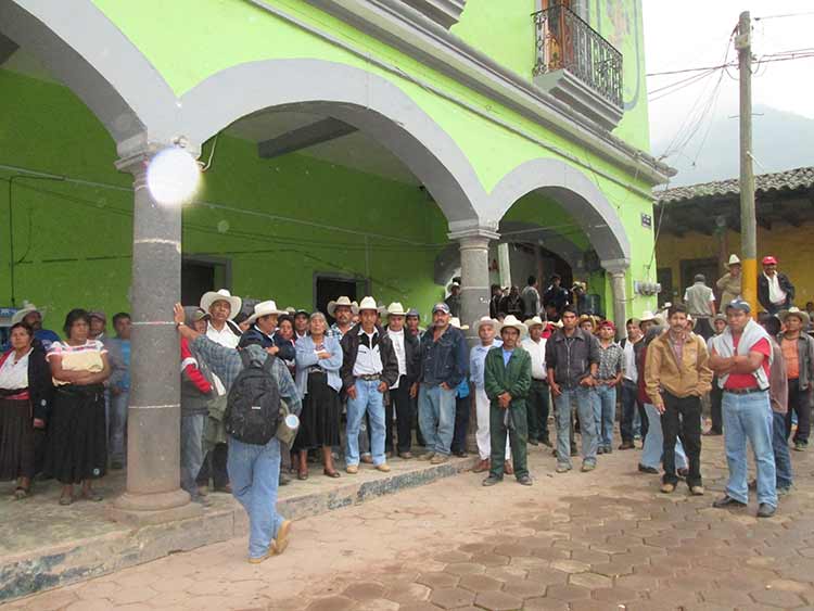 Cumple una semana tomada la presidencia municipal de Ahuacatlán