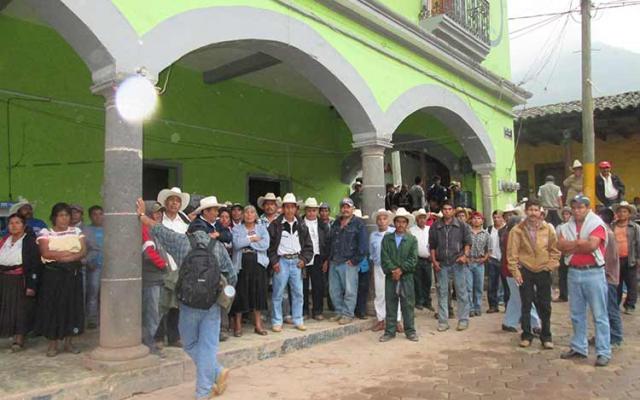 Levantan priistas plantón frente al palacio municipal de Ahuacatlán