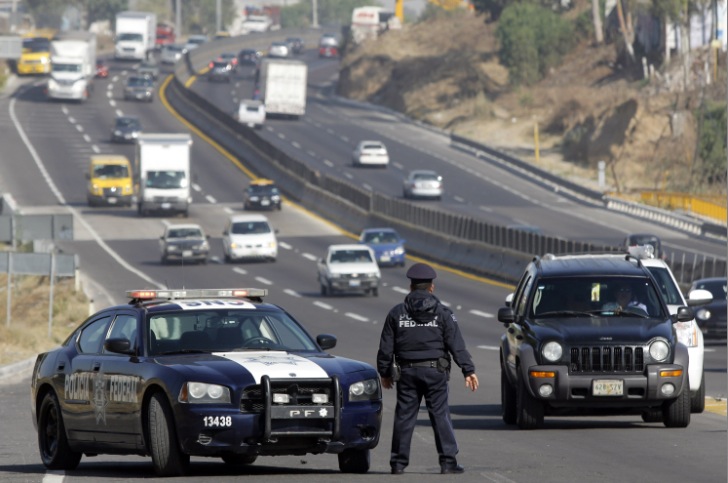 Se incrementa afluencia de autos en carreteras federales de la Mixteca