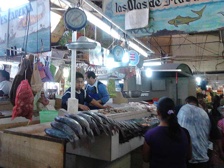 Realiza Texmelucan operativo en marisquerías y pescaderías