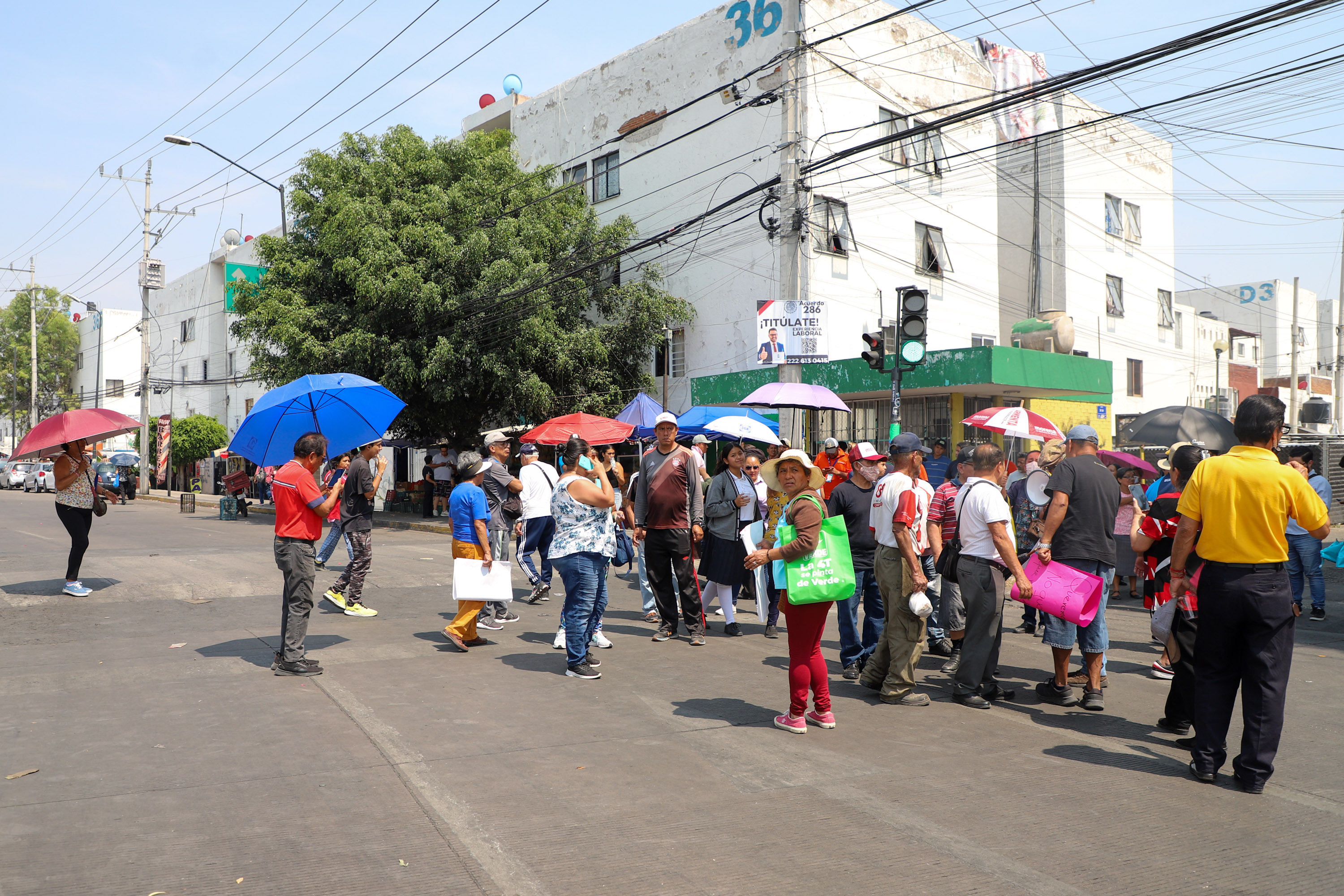 Vecinos de La Margarita cierran la avenida Fidel Velázquez, exigen servicio del agua