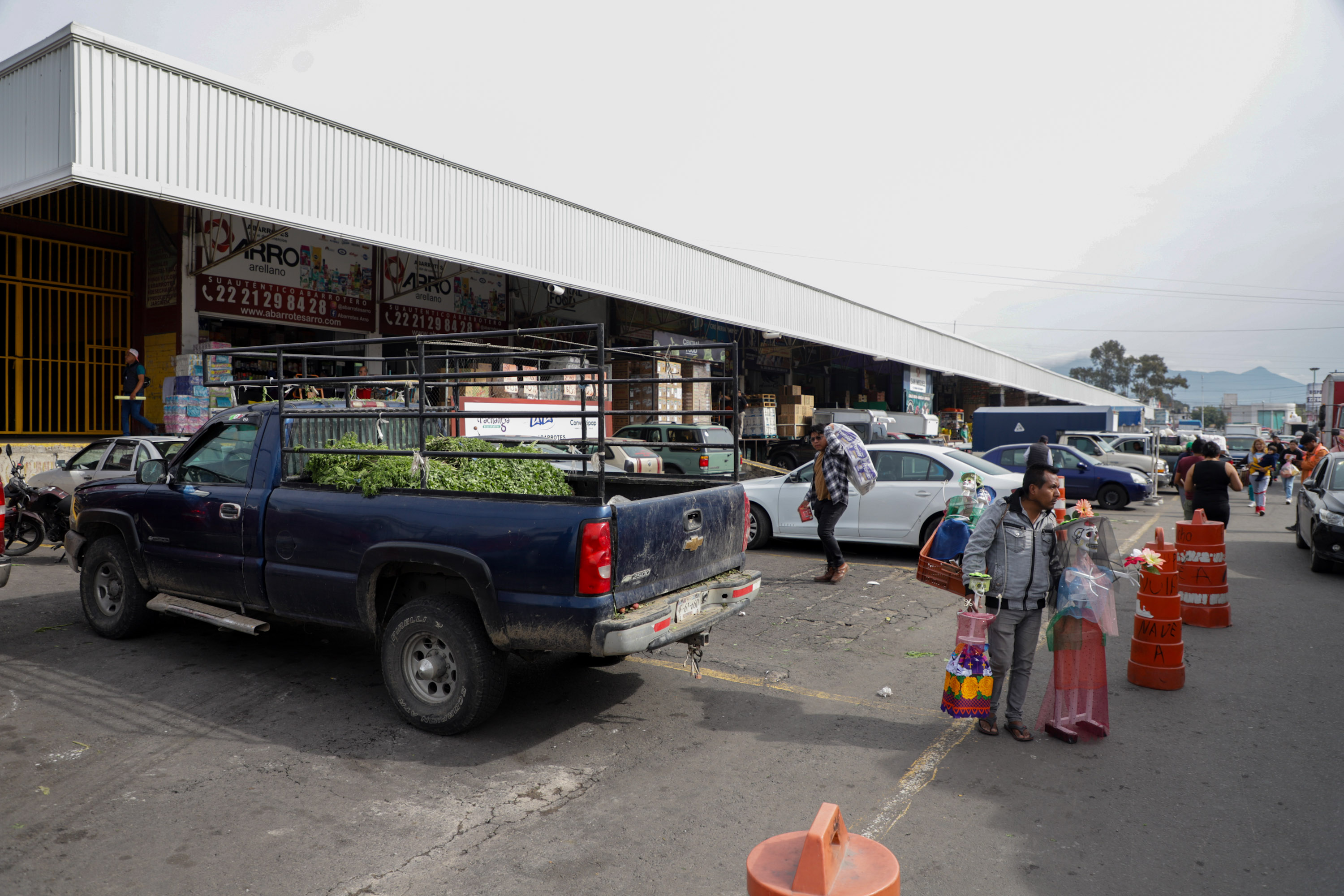 Clausuran bodegas en Central de Abastos por construirse sobre ductos de PEMEX