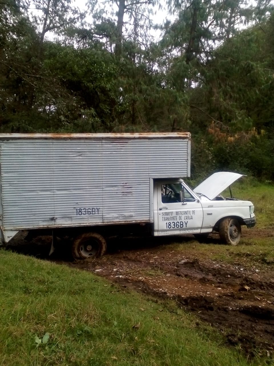 Abandonan camioneta y 900 litros de gasolina en Huauchinango