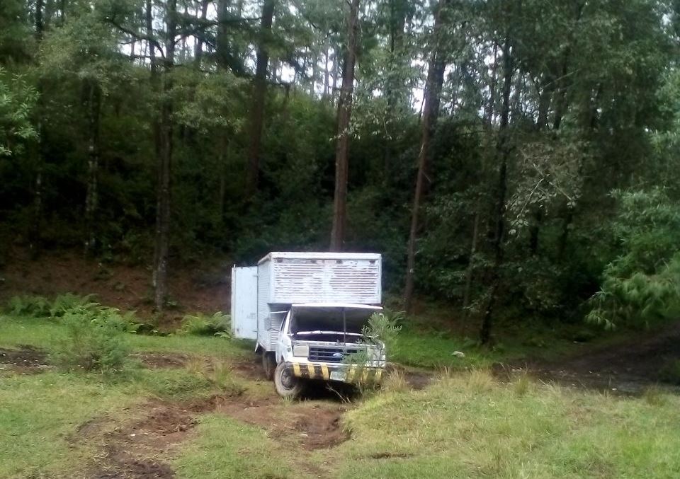 Abandonan camioneta y 900 litros de gasolina en Huauchinango