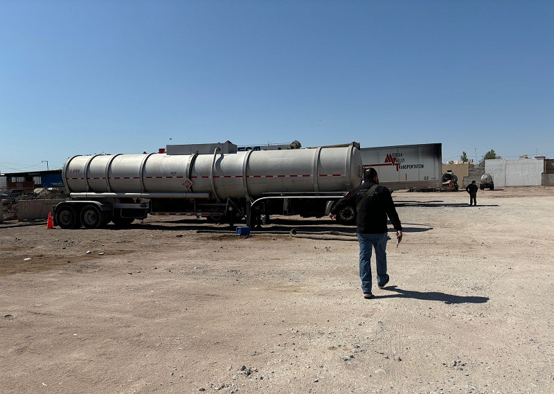 Aseguran vehículos y más de 33 mil litros de huachicol tras cateo en Juárez
