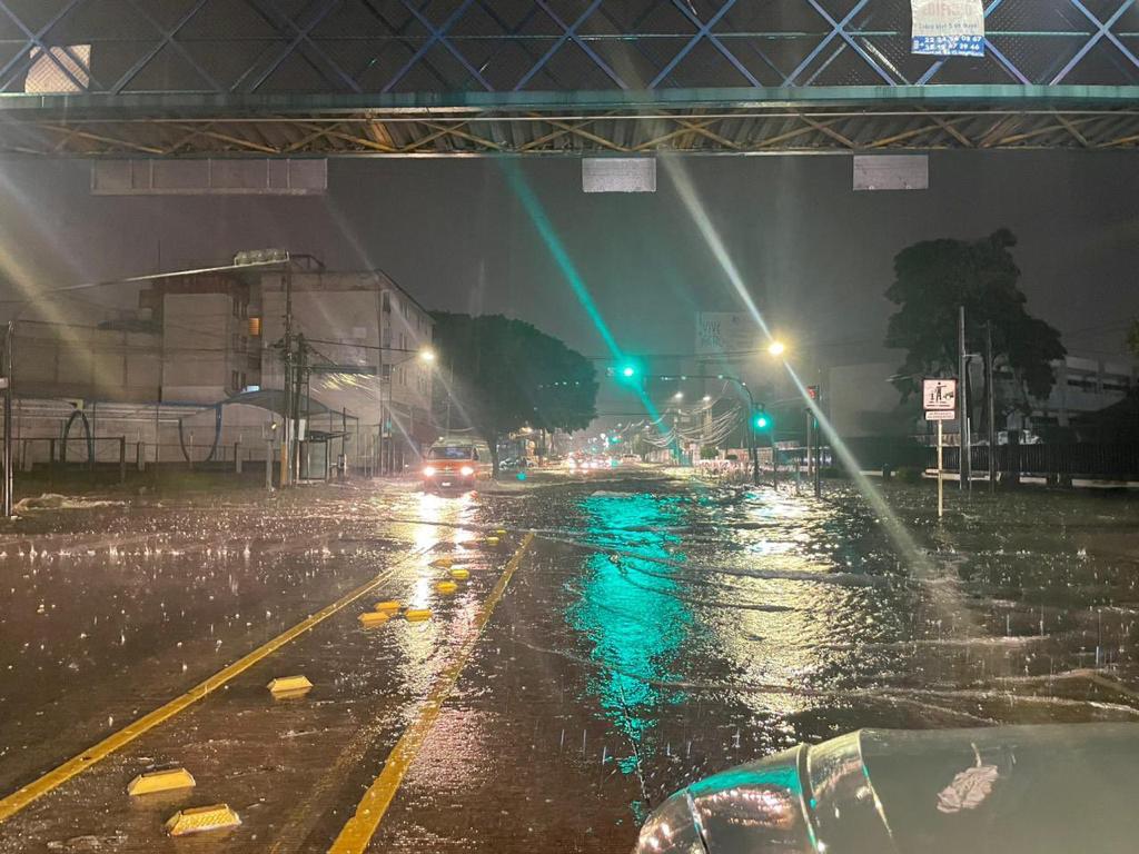 Lluvia deja afectaciones en el puente de la 31 Poniente