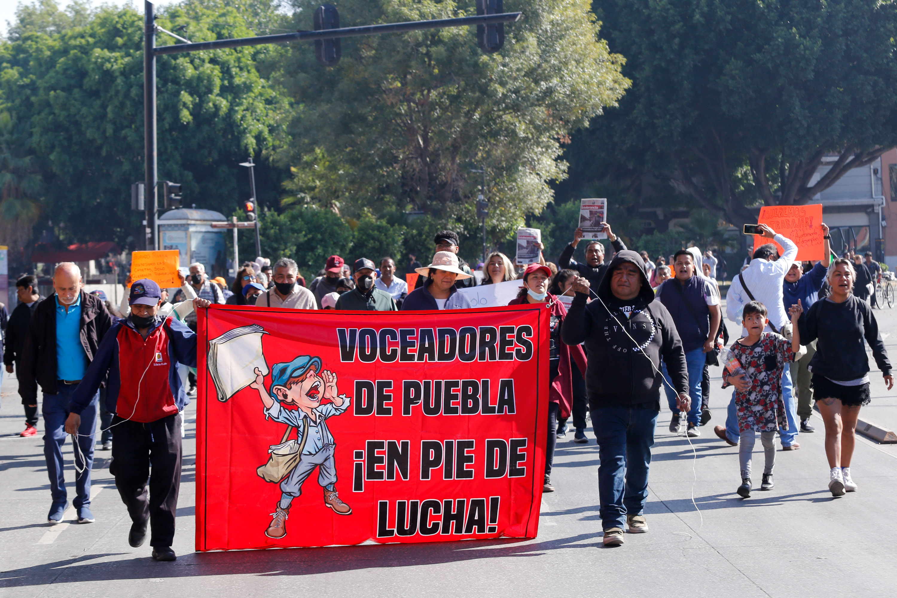 Voceadores exigen que ayuntamiento les regrese casetas de periódicos