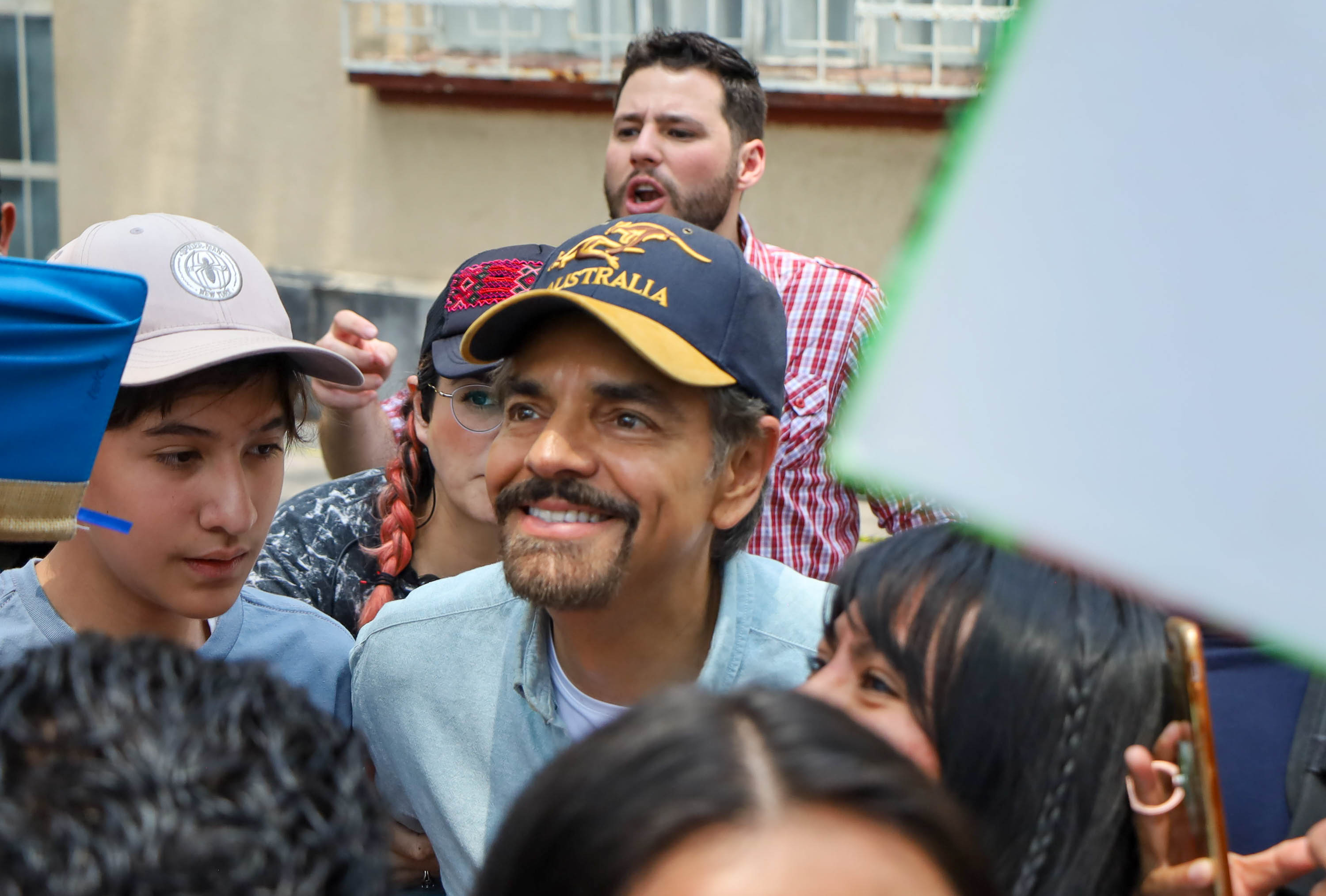 VIDEO Eugenio Derbez roba cámara en Puebla