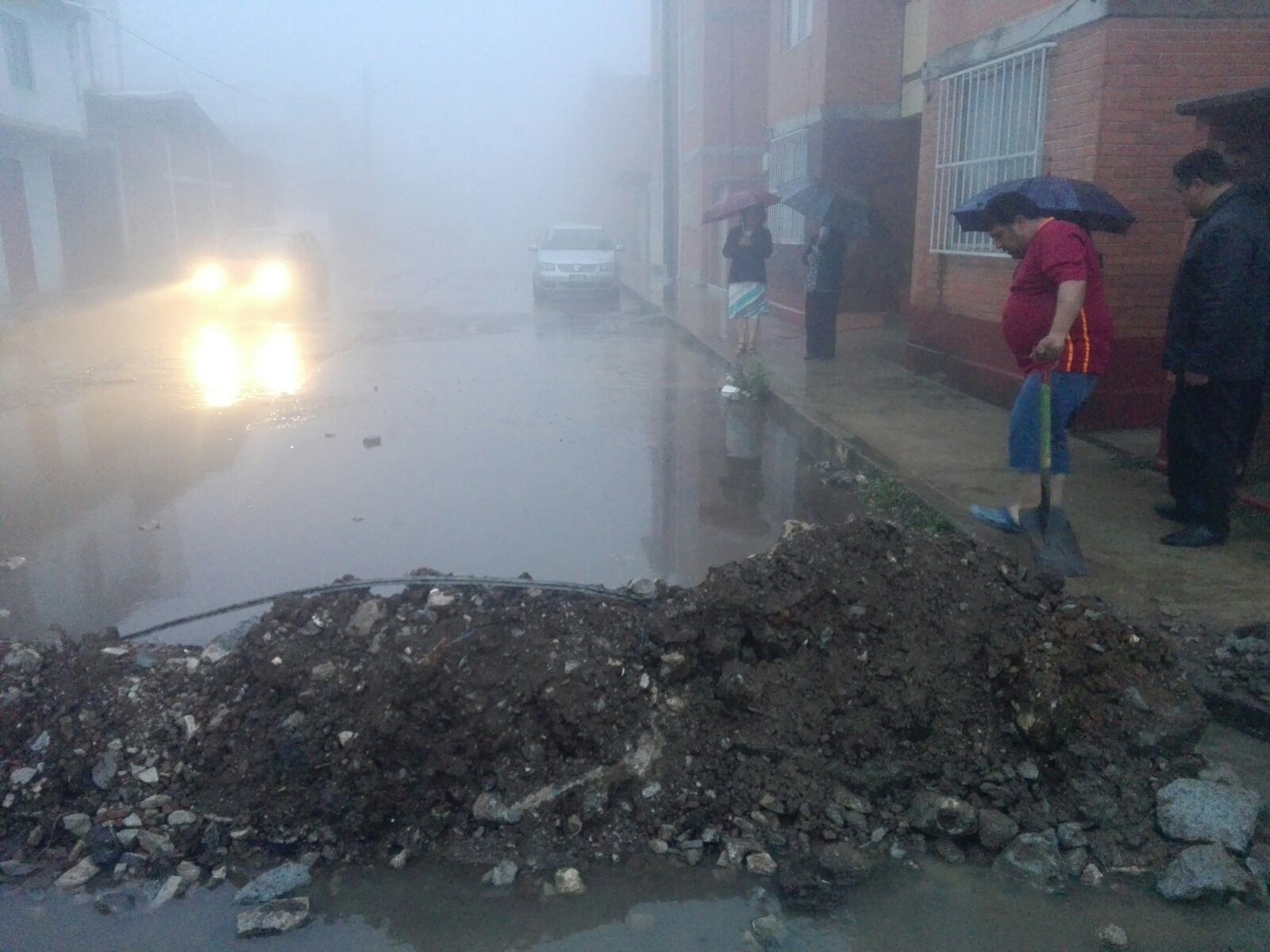 Descuido de constructora inunda calle en colonias de Huauchinango