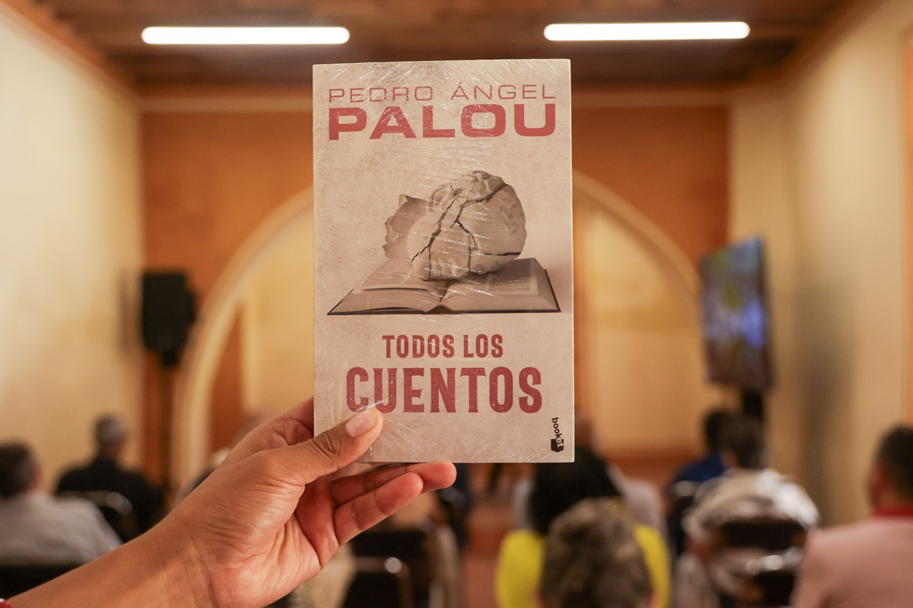 VIDEO Presentan el libro Todos los cuentos, de Pedro Ángel Palou