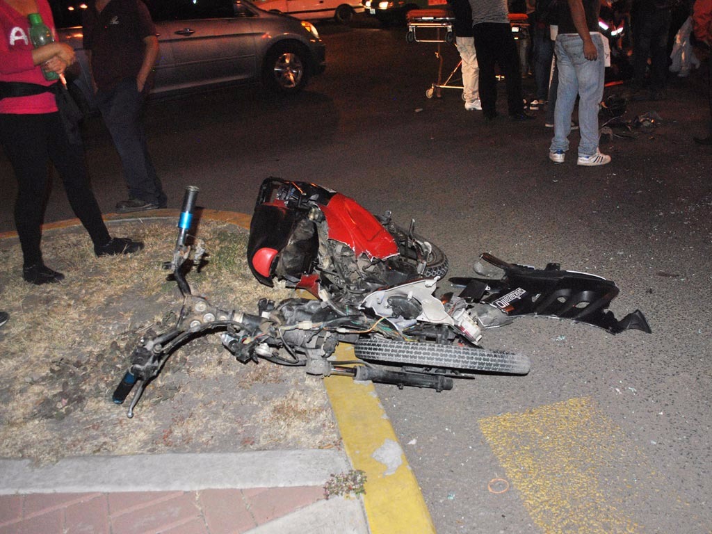 Motociclista choca en Xicotepec con saldo de 3 heridos