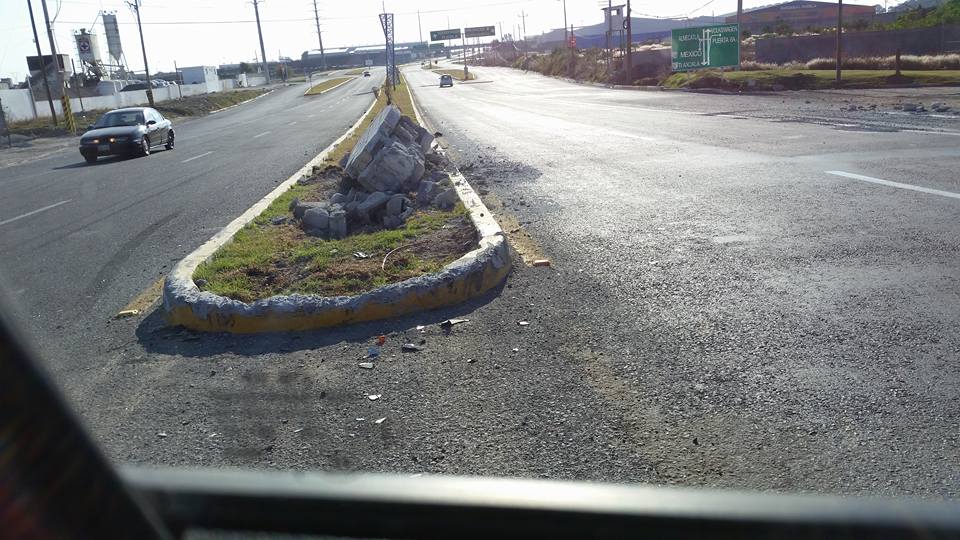 Camellón en carril del periférico causa choques cerca de la Volkswagen