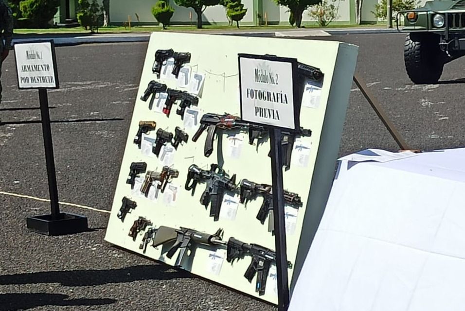 FGR y Sedena destruyen más de 600 armas largas y cortas incautadas en Puebla