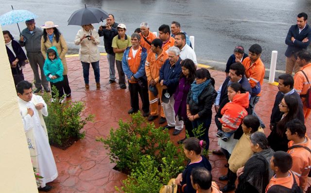 Por daños en iglesia, celebran en la calle San Pedro Apóstol