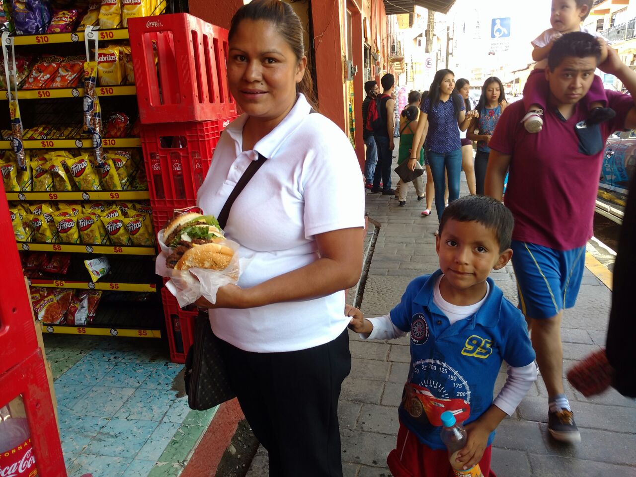 Venden 10 mil hamburguesas para imponer récord en Huauchinango