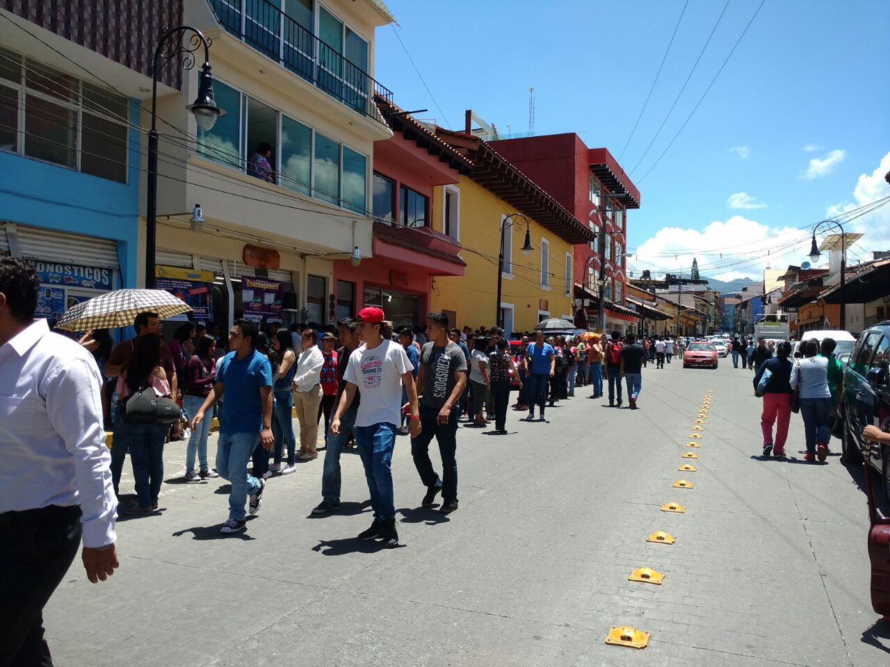 Venden 10 mil hamburguesas para imponer récord en Huauchinango