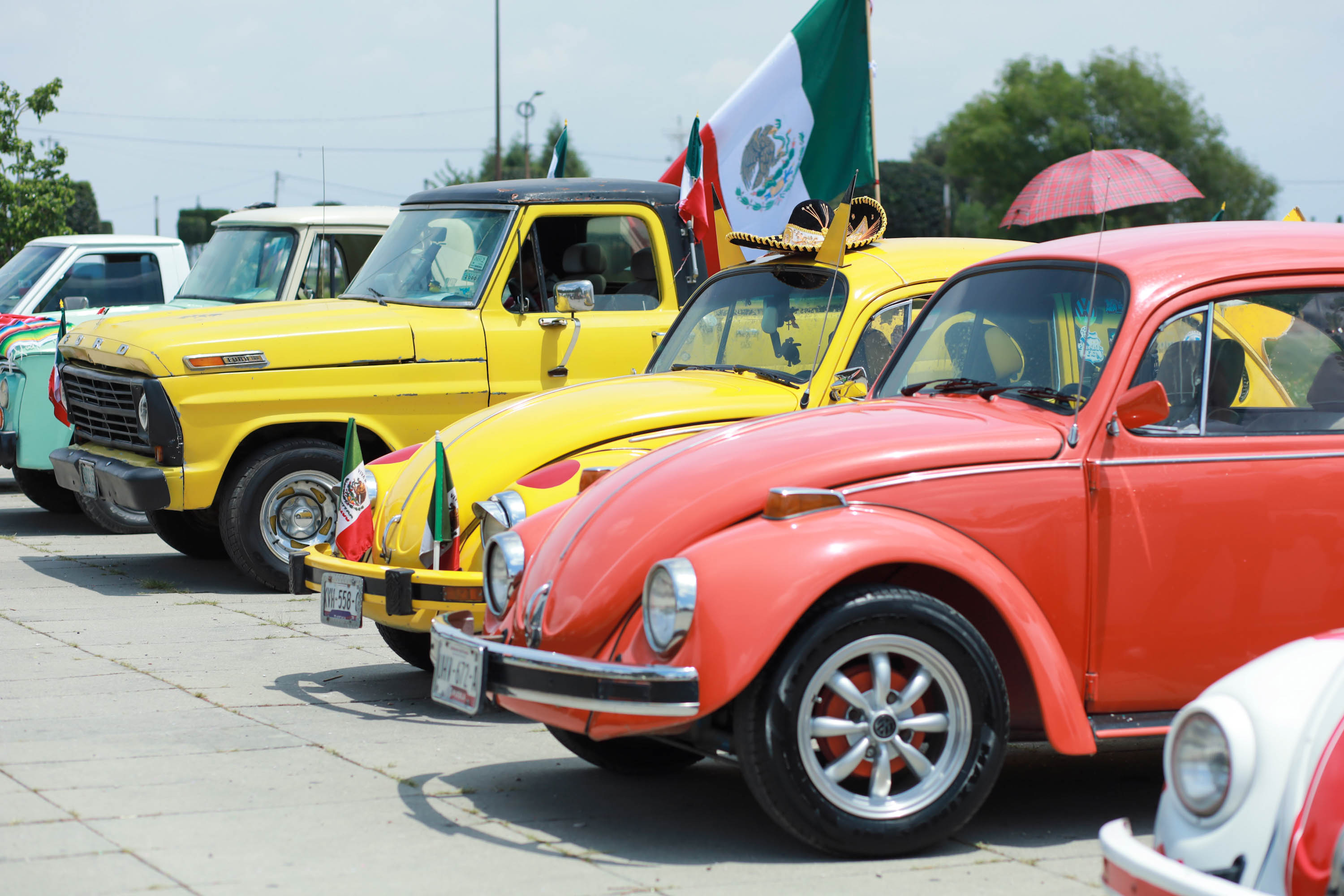 VIDEO Expo de autos antiguos en zona Arqueológica de Cholula