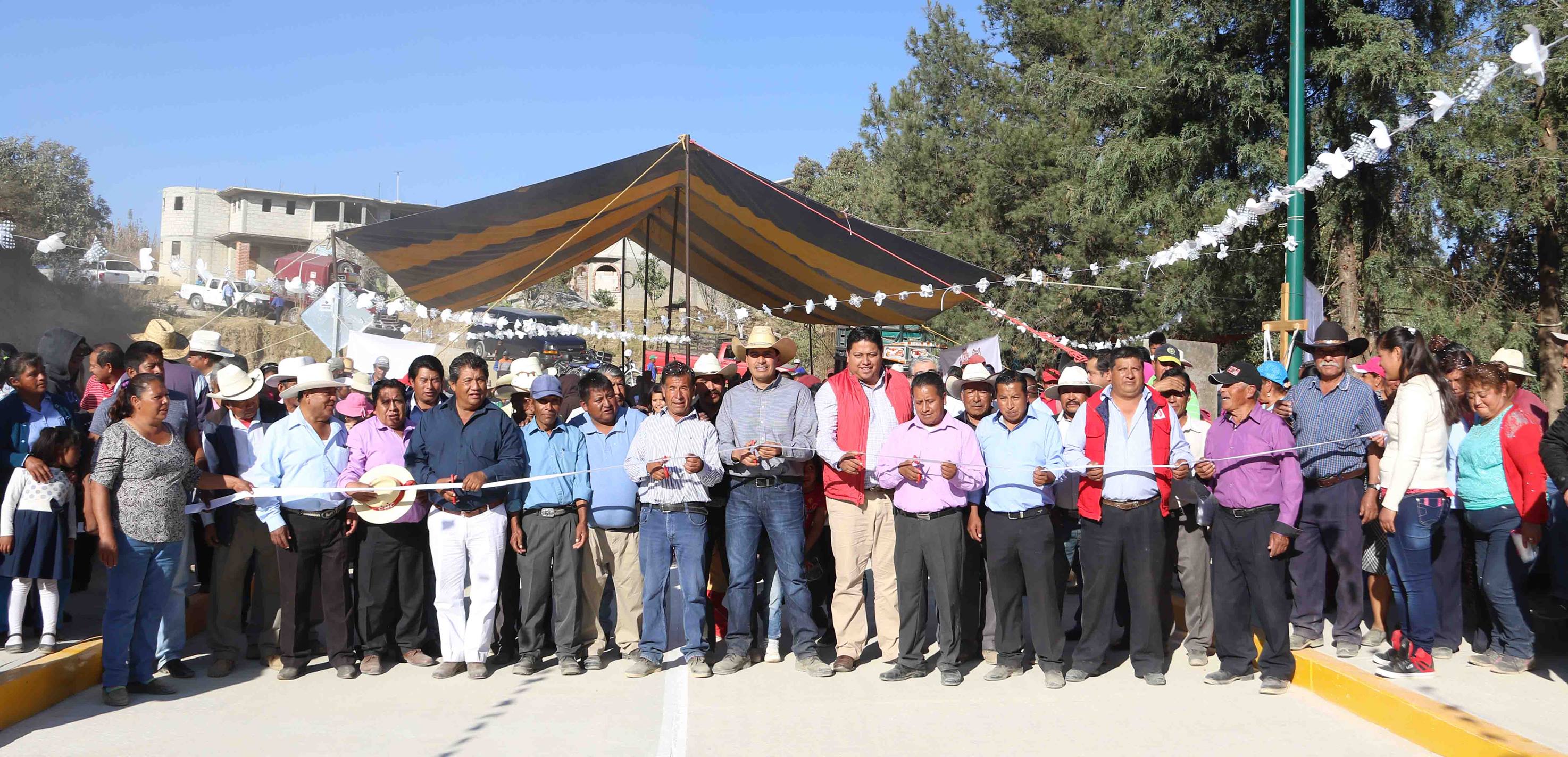 Inauguran pavimentación de paso vehicular en comunidad de Huejotzingo