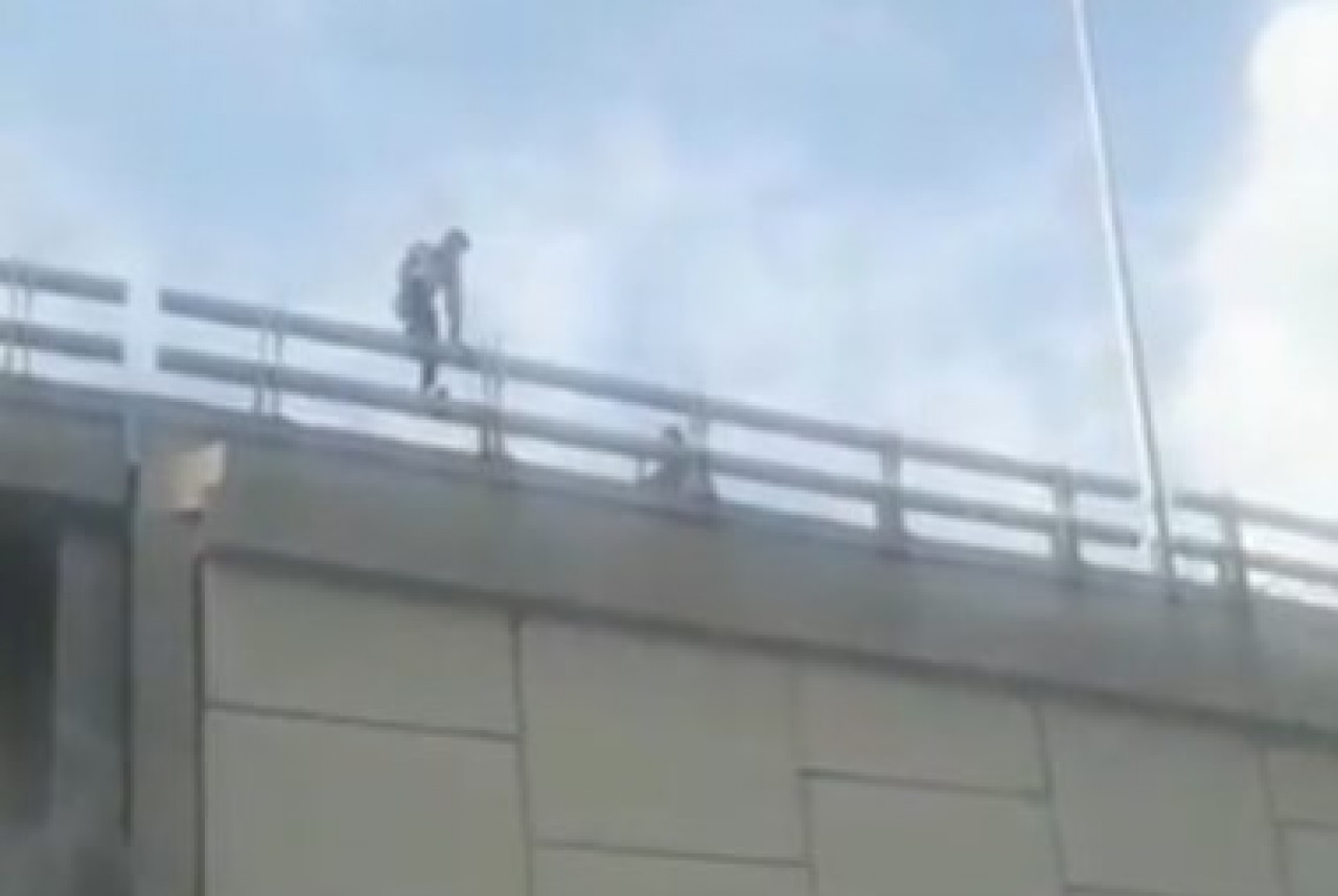 VIDEO Policías evitan segundo suicidio en la Recta a Cholula