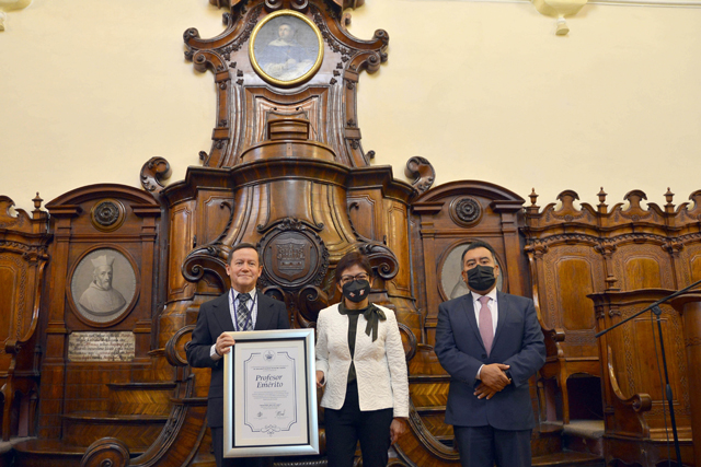 Recibe reconocimiento como Profesor Emérito el Dr. Gerardo Torres 