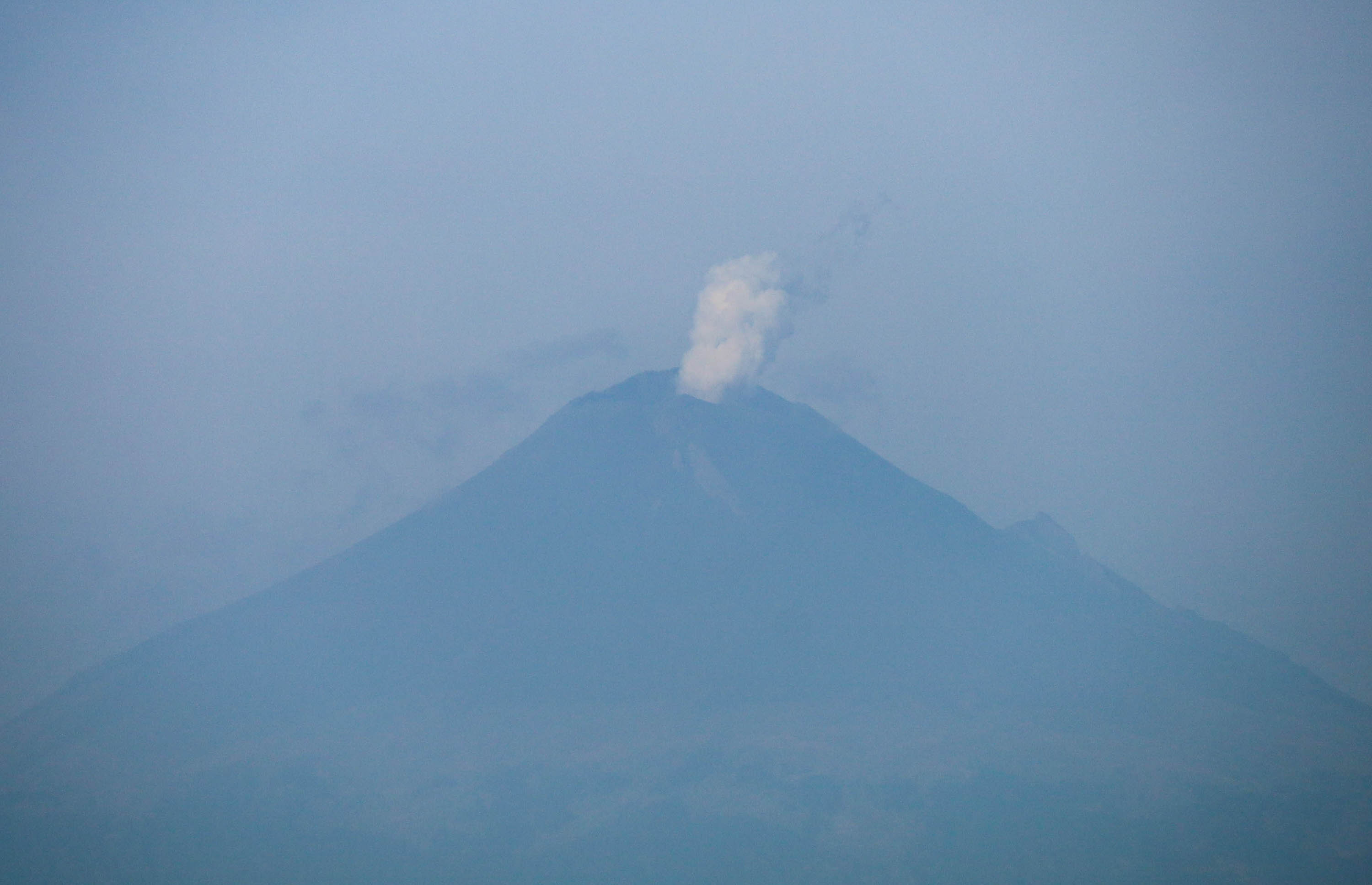 El Popocatépetl amanece con poca visibilidad