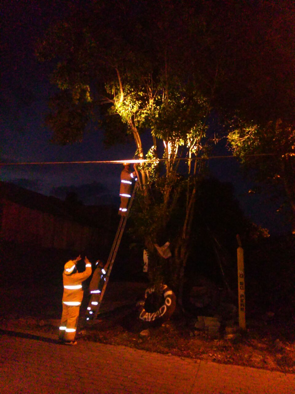 Viento ocasiona cortes de energía y daños menores en Huauchinango