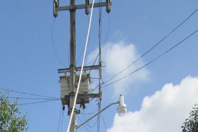 Deficiente red deja sin electricidad a cientos de personas en Huauchinango