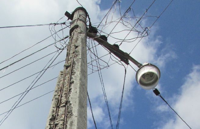 Deficiente red deja sin electricidad a cientos de personas en Huauchinango