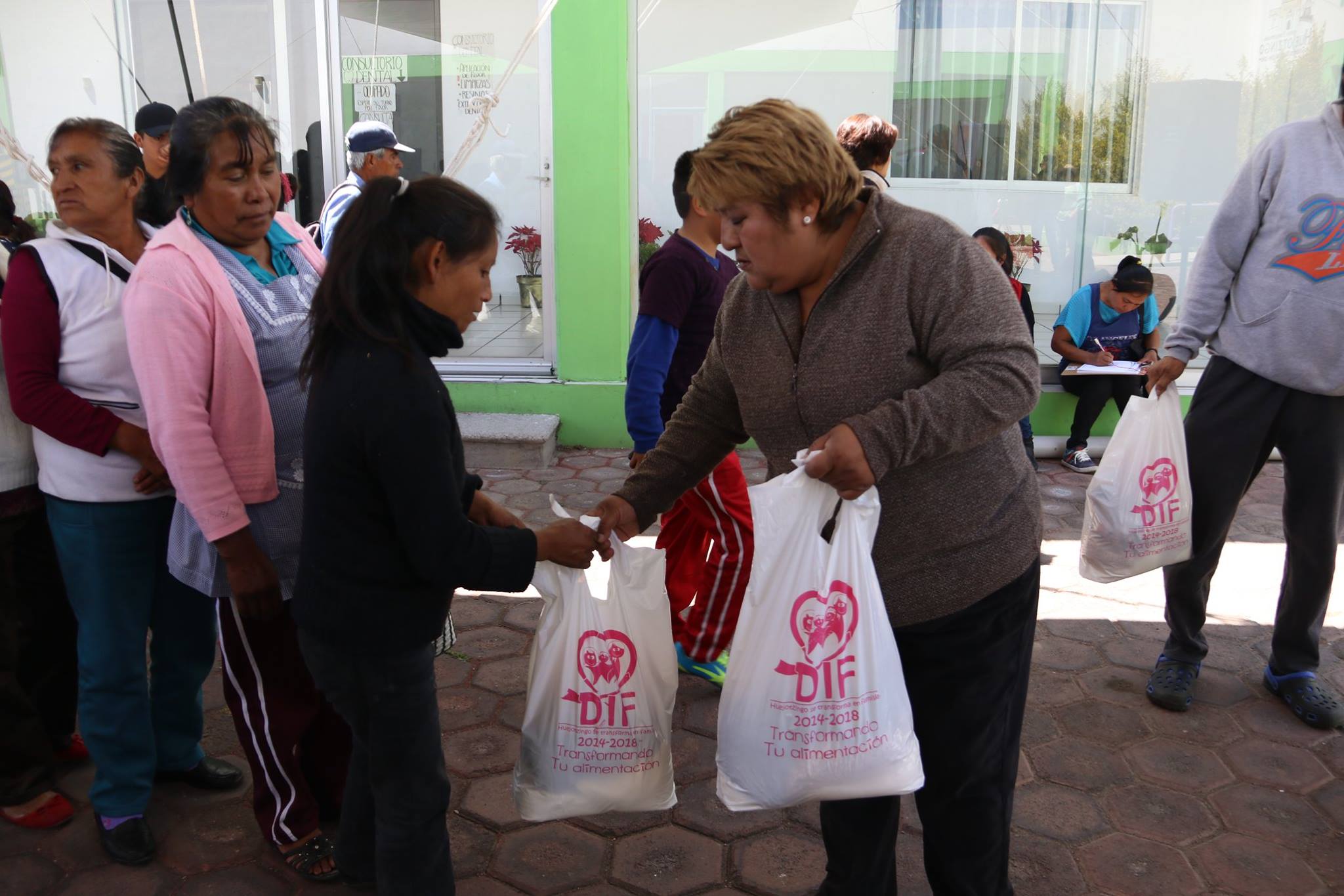 DIF Municipal entrega despensas a grupos vulnerables de Huejotzingo