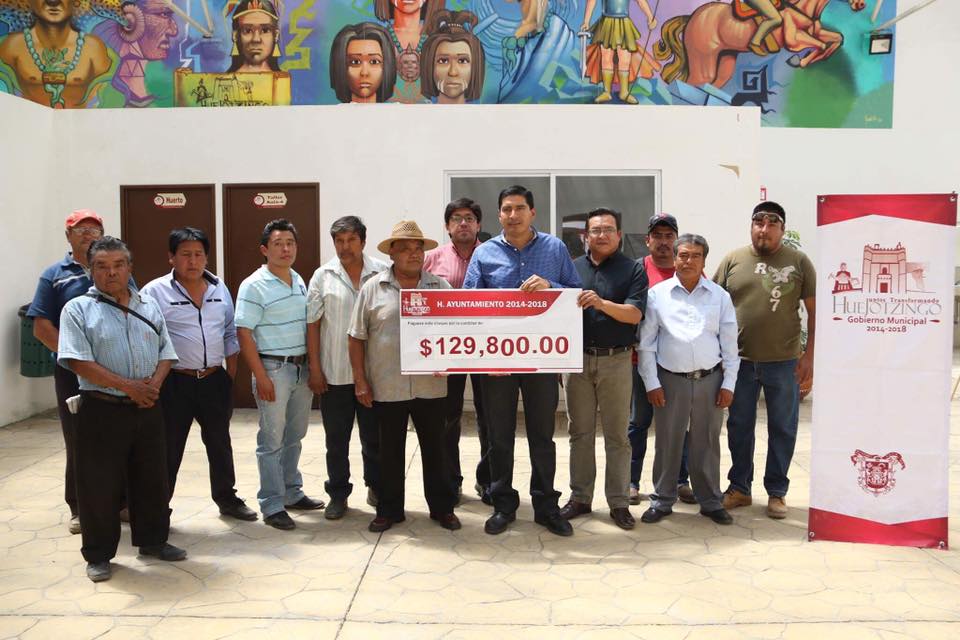 Entrega edil apoyos por 435 mil pesos a habitantes de Huejotzingo