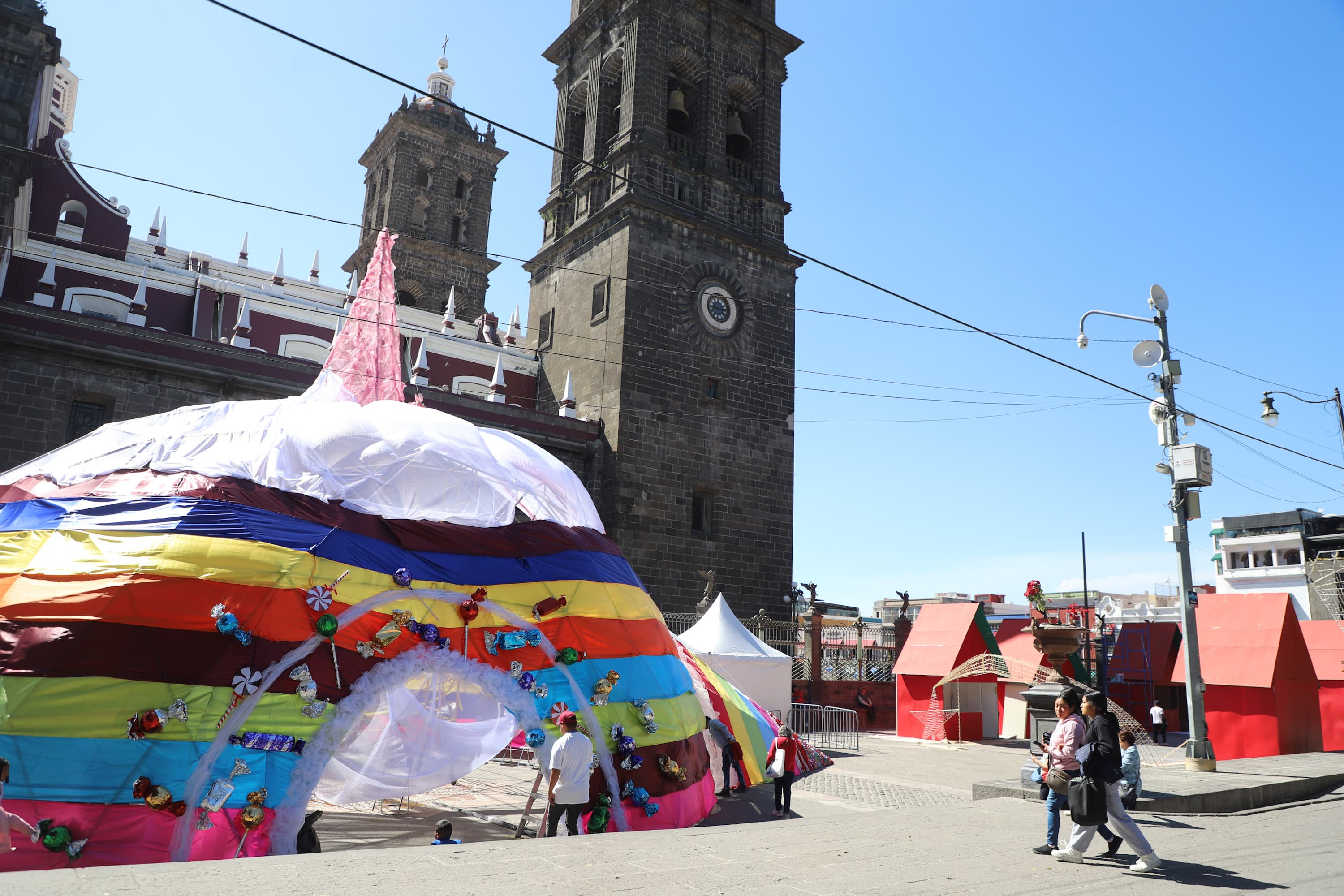 VIDEO Disfruta de la gran Piñata y una Villa Navideña en el Zócalo de Puebla