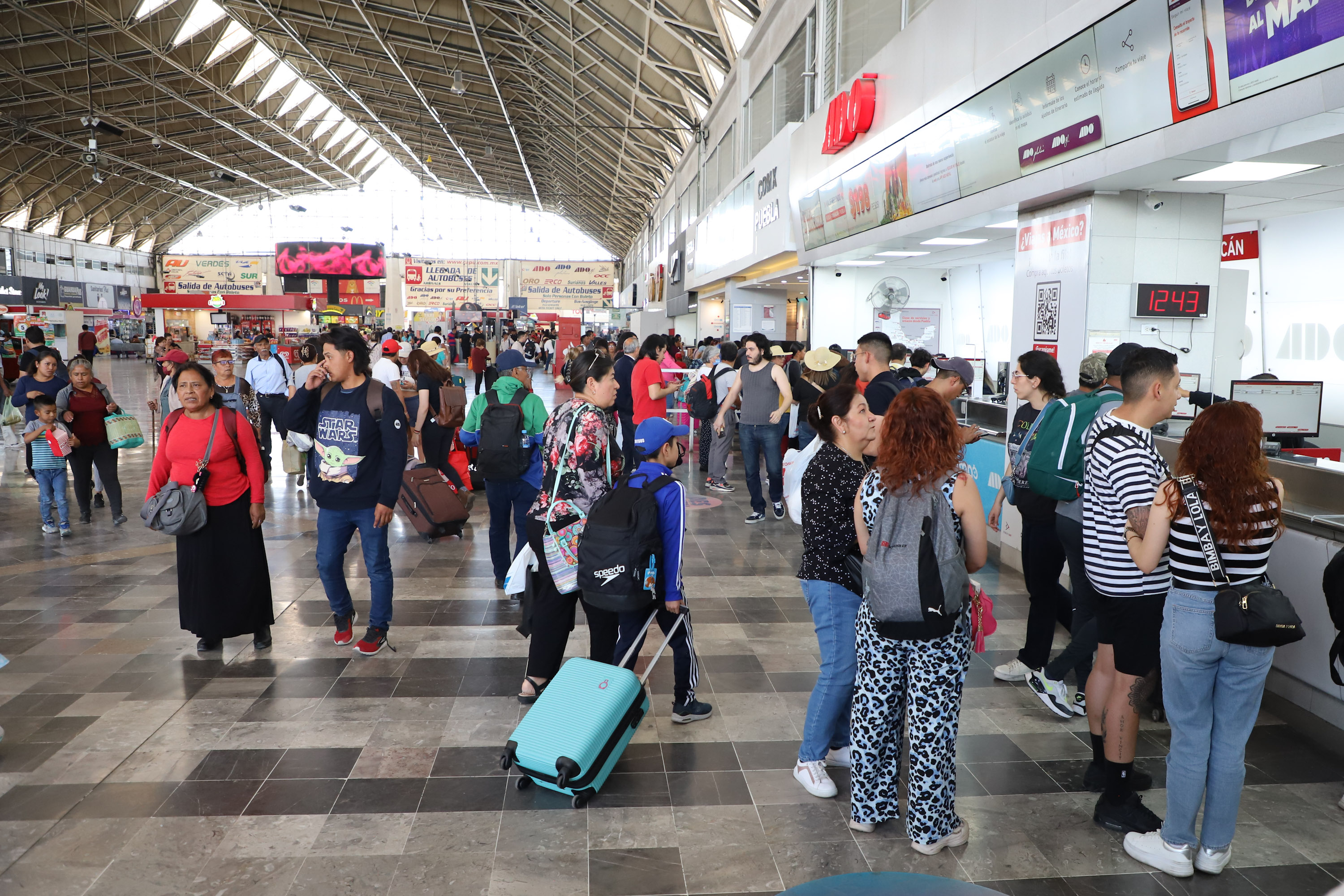 VIDEO Miles de personas salen y llegan a Puebla desde la CAPU