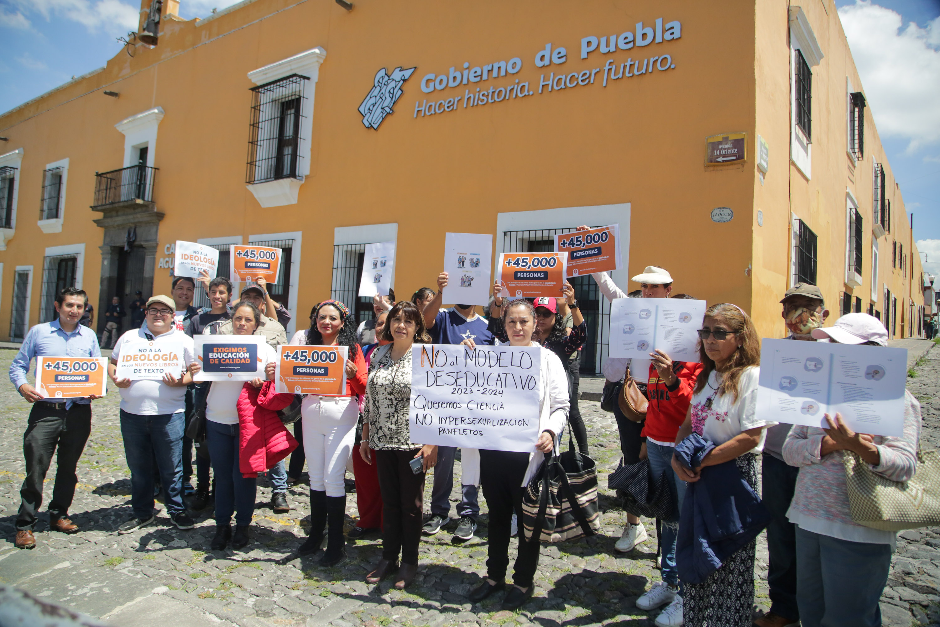 VIDEO Protesta el Frente Nacional por la Familia frente a Casa Aguayo