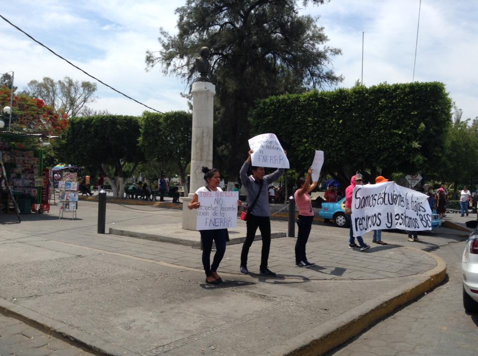 Protestan por falta de becas en el Tecnológico de Tecomatlán