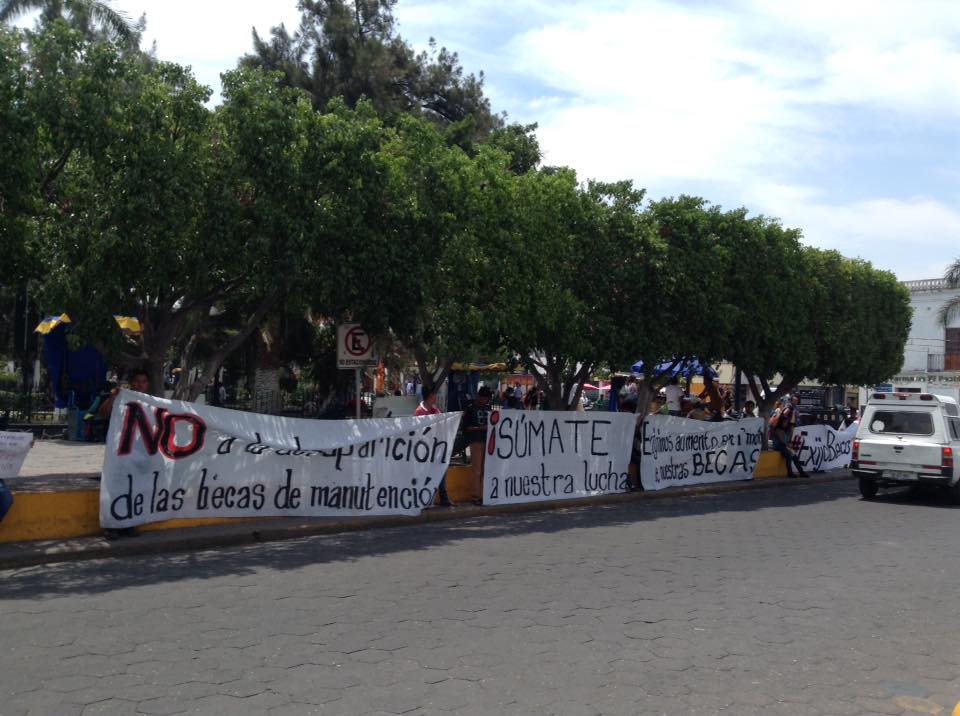 Protestan por falta de becas en el Tecnológico de Tecomatlán