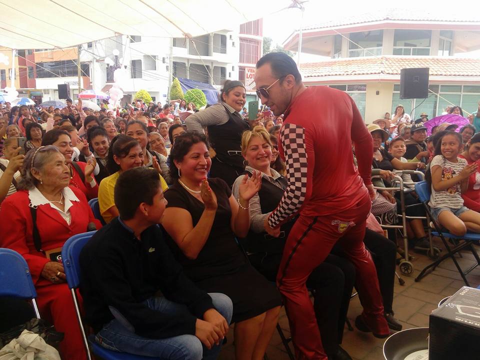 Con stripers festeja alcalde a mamás de San Matías Tlalancaleca
