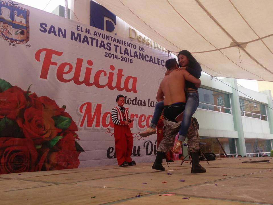 Con stripers festeja alcalde a mamás de San Matías Tlalancaleca