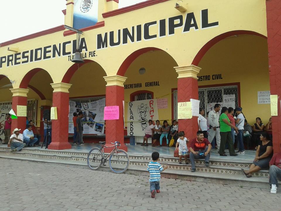 Por mal uso de recursos, pobladores toman alcaldía de Tlapanalá