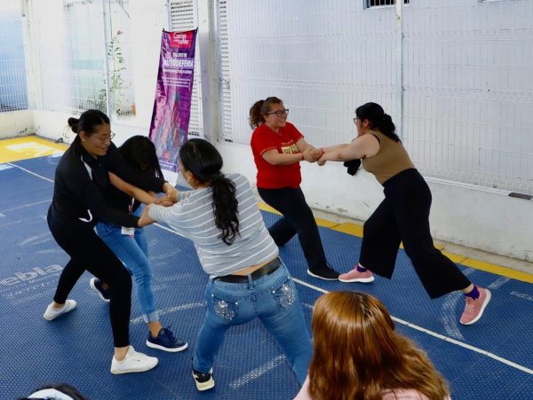 SMDIF Puebla capacita a mujeres en autodefensa para prevenir violencia de género
