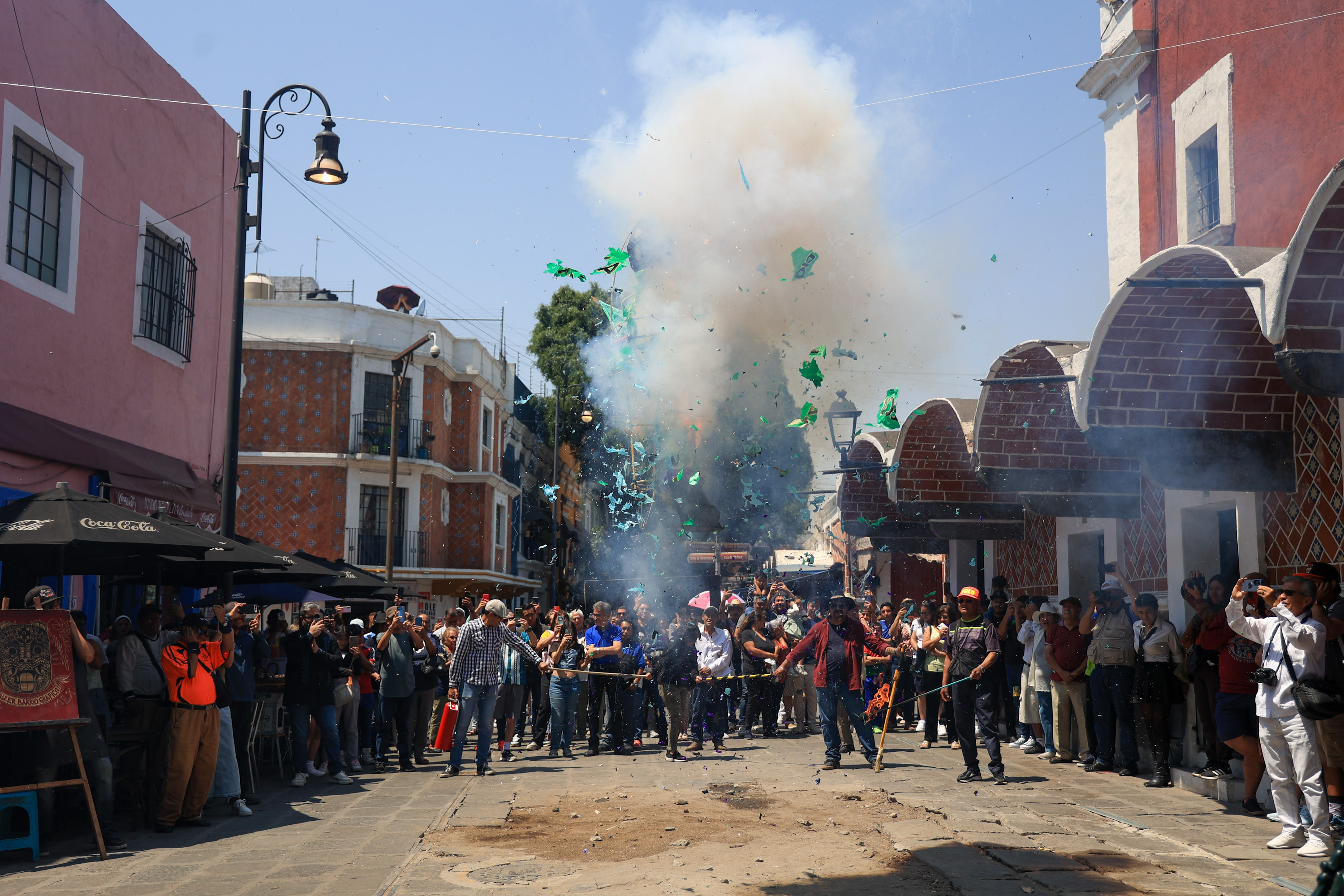 VIDEO No se salvaron, políticos ardieron en el Barrio del Artista en la Quema de Judas