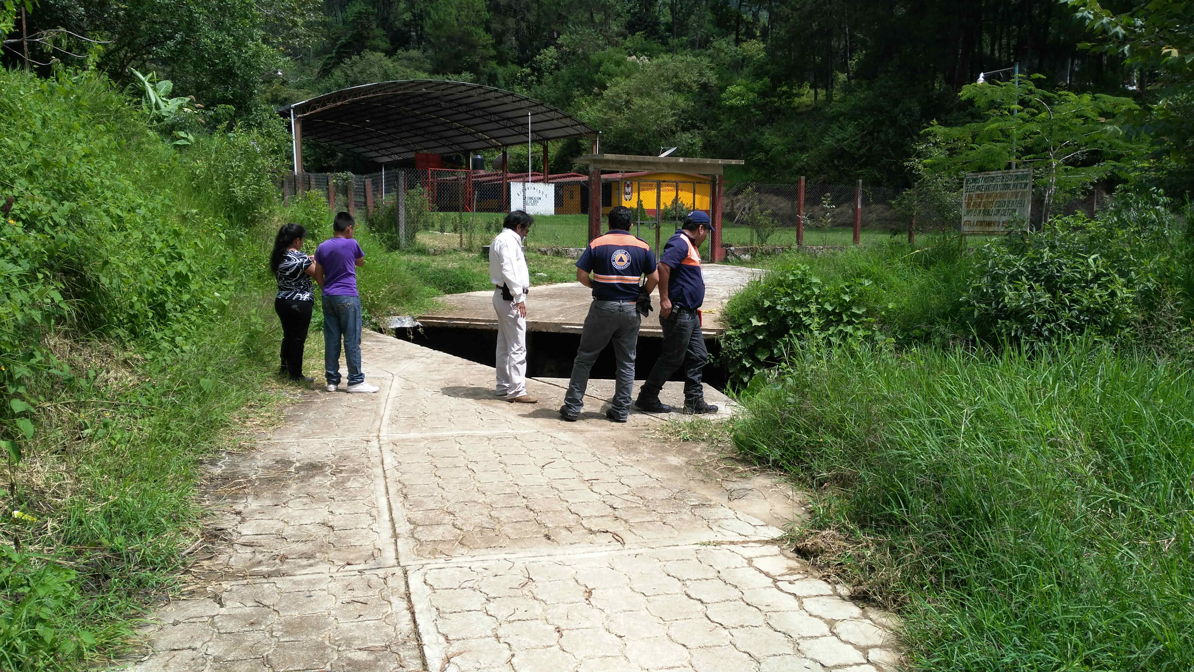 Lluvias dañan un puente y afectan casa en Huauchinango