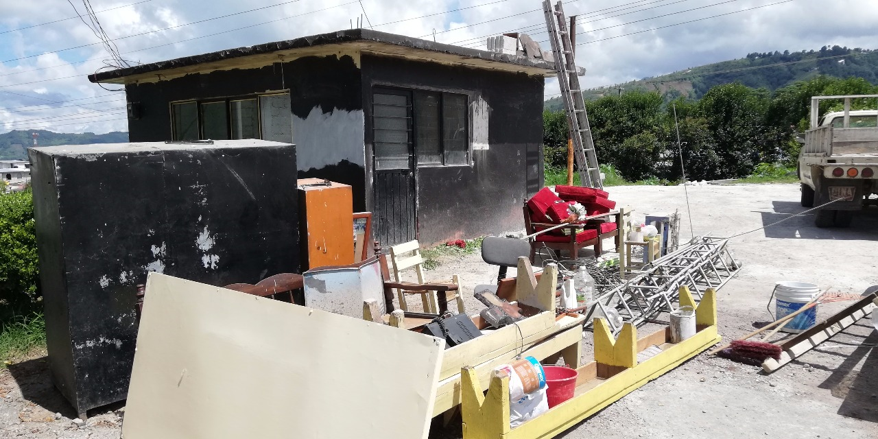 Particulares desalojan a rescatistas de casa en Huauchinango